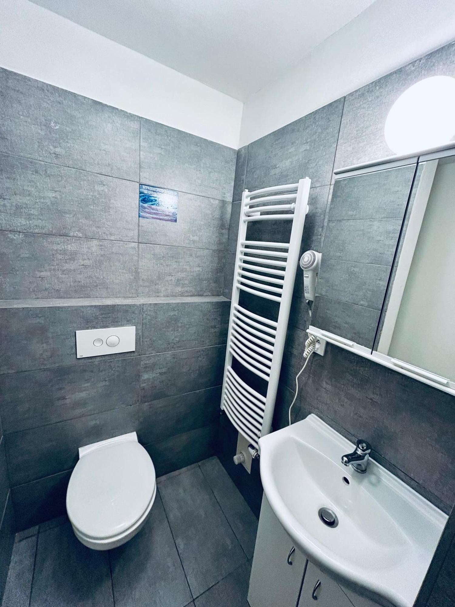 Dvur Stran & Wellness Hotel Karlovy Vary Exterior foto
