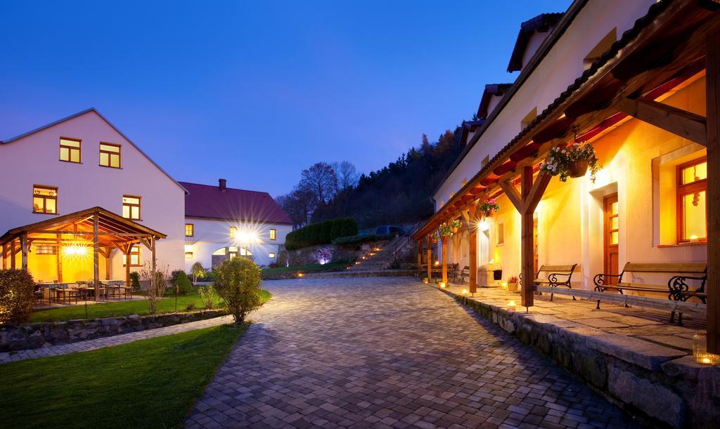 Dvur Stran & Wellness Hotel Karlovy Vary Exterior foto